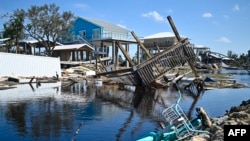 Một ngôi nhà và bến tàu bị hư hại sau khi Bão Helene đổ bộ vào bãi biển Keaton, Florida, hôm 27/9/2024.