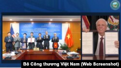 Thống đốc bang West Virginia Jim Justice và Thứ trưởng Bộ Công thương Việt Nam Đỗ Thắng Hải cùng các đại diện khác của bộ tại lễ ký kết văn bản ghi nhớ hợp tác giữa hai chính phủ về thương mại và đầu tư năng lượng hôm 25/2 qua hình thức trực tuyến.