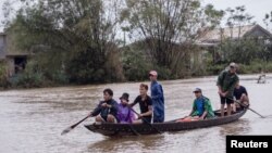 Người dân Huế di tản trong đợt lũ lụt vào tháng 10/2020.