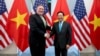 Ngoại trưởng Hoa Kỳ Mike Pompeo (trái) gặp Phó thủ tướng - Bộ trưởng Ngoại giao Việt Nam Phạm Bình Mình tại Hà Nội vào ngày 9/7/2018.