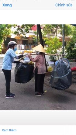 Nhóm Fiat trao thức ăn cho người già neo đơn. Photo Vu Thi Kim Huong.