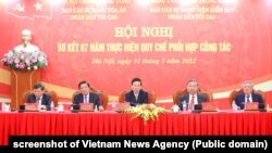 Ông Tô Lâm (thứ hai, bên phải) và ông Võ Văn Thưởng (giữa) tại một hội nghị về tòa án và viện kiểm sát ở Hà Nội, 31/3/2022.