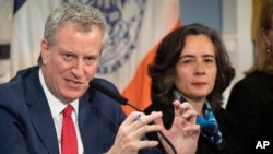 Thị trưởng Thành phố New York Bill de Blasio (trái) và bác sĩ Oxiris Barbot, Ủy viên Y tế Thành phố (ảnh chụp ngày 26/2/2020)